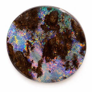 Könnte beinhalten: Ein kreisförmiger Boulder-Opal-Edelstein mit einer dunkelbraunen Eisensteinmatrix, durchsetzt mit lebhaften, irisierenden blauen, grünen und roten Farbspielen auf seiner polierten, glatten und abgerundeten Oberfläche.