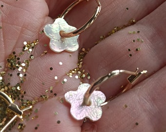 Mini Créoles fleurs, créoles nacre, boucles d'oreilles fleurs