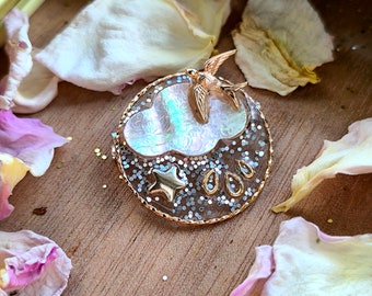 Broche " Un oiseau dans les nuages "