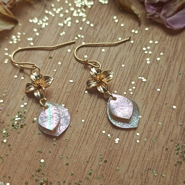 Petites fleurs, Boucles d'oreilles nacre, boucles d'oreilles délicates, boucle d'oreille mariage,  boucles d'oreilles fleurs