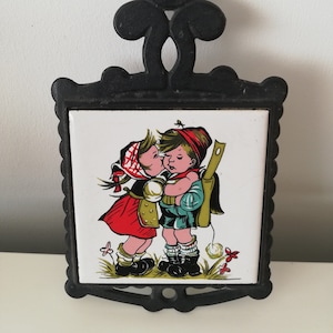 Vintage 1970s Kitsch Ceramic Tile Trivet – Cast Iron Pot Stand