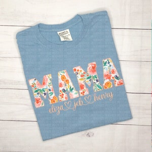 Camiseta personalizada para mamá: Camiseta con nombres florales bordados