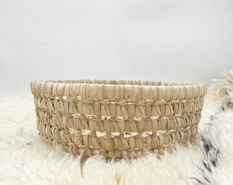 Palm leaf braided round basket / wicker fruit basket / empty pocket / Moroccan basket