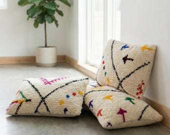 Several models available. Moroccan Berber Azilal cushion covers, 60x40cm, ecru with colorful patterns, unique pieces, 100% wool.