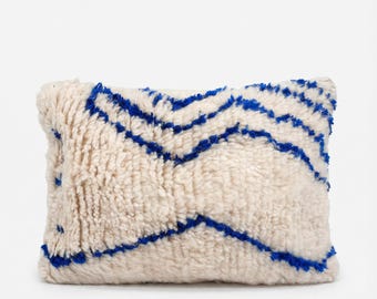 Moroccan Berber Azilal cushion cover, ecru with Majorelle blue patterns, 60x40cm