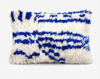 Moroccan Berber Azilal cushion cover, ecru with Majorelle blue patterns, 60x40cm
