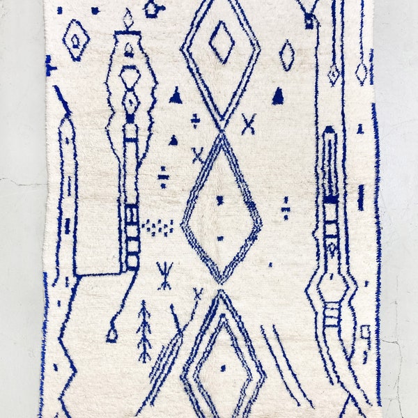 Tapis berbère marocain Azilal blanc et bleu majorelle neuf 100% laine artisanale