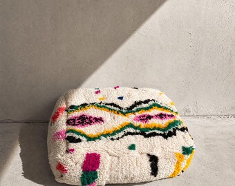 Marokkanischer Berber-Pouf aus bunter Wolle, Azilal-Stil / handgefertigtes, mehrfarbiges Boho-Bodenkissen / bunter Woll-Pouf / Unikat