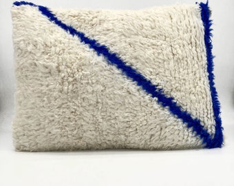 Housse de coussin berbère marocain Beni Ouarain à motifs bleu majorelle 60x40cm