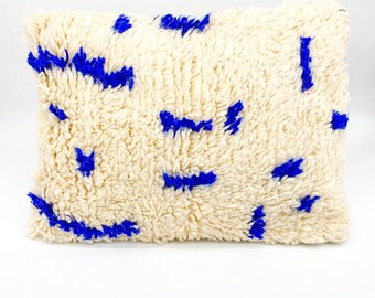 Moroccan Berber cushion cover Azilal ecru with majorelle blue patterns 55x40cm
