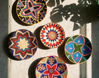 Cestas redondas de pared tejidas y coloridas / cestas decorativas con estampados coloridos / cestas de pared marroquíes / cestas decorativas de estilo bohemio