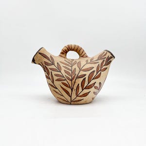 Ancient Berber pottery from the Moroccan Rif with floral pattern / painted Moroccan ceramic