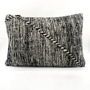 Plusieurs modèles disponbiles : Housse de coussin berbère marocain Kilim Zanafi noir et blanc 60x40cm