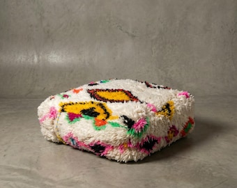 Puf bereber marroquí Azilal color crudo con coloridos estampados de lana / pieza única / cojín de suelo bohemio hecho a mano