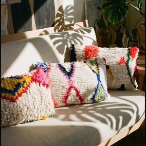 Marokkaanse Berber Azilal kussenhoes met kleurrijke patronen, unieke stukken, 100% wol, 55x35cm / boho kussen / kleurrijk wollen kussen