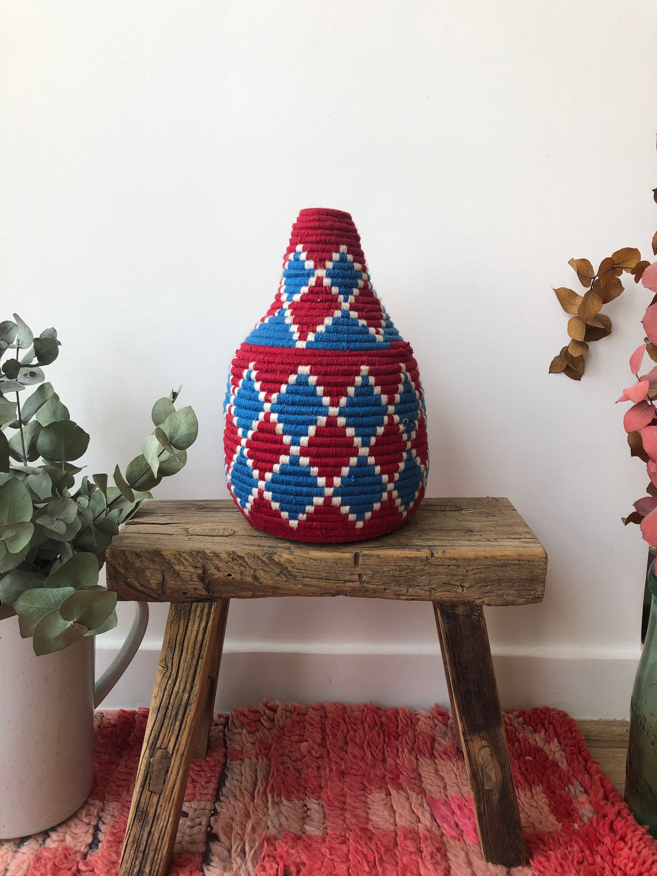 Boîte Berbère à Couvercle en Feuille de Palmier Tressée et Laine Colorée