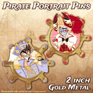 Puede incluir: Dos pines de metal dorado de 5 cm con personajes piratas de dibujos animados enmarcados por timones de barco. Un pin muestra un personaje con abrigo azul, el otro con traje rojo y blanco. El texto dice Pirate Portrait Pins.