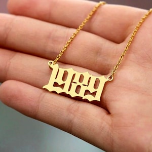 Collar gótico oro, collar de fecha personalizado, colgante de letra inglesa antigua