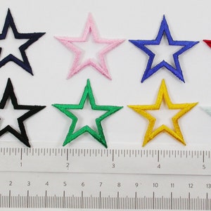 Applicazione termoadesiva ricamata con stella aperta da 1 5/8" (41,27 mm).