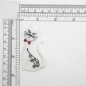White Cat Patch Sitting Iron On Embroidered Applique 2 5/8&quot; alto x 1 1/2&quot; di diametro