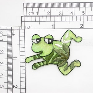 Frog Patch Ferro verde lucido su applique ricamata Misure circa 2 &quot;x 1 5/8&quot;