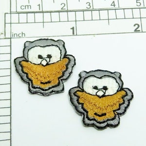 Pode incluir: Dois patches bordados de ferro de passar roupa de corujas cinzas e brancas com bicos e corpos laranja. As corujas medem aproximadamente 2,5 cm.
