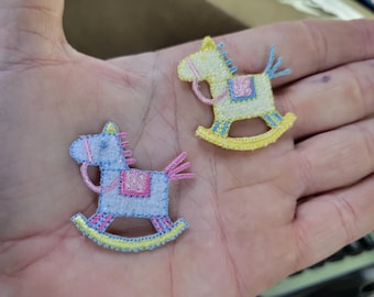 Broderad applikation med gunghäst, stryklapp (4,5 cm)