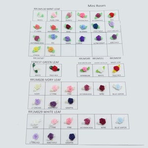 以下が含まれることがあります： さまざまな色の布の花と葉が並んだチャート。チャートには、色の名前と製品コードがラベル付けされています。花は行と列に配置されています。チャートのタイトルは「ミニローズ」です。