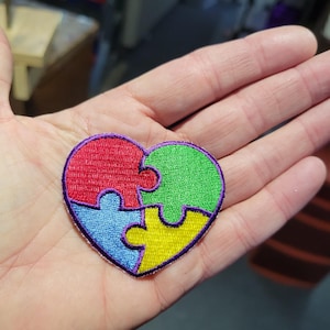Patch de coração para conscientização do autismo, aplique bordado termocolante.
