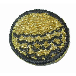 Peut inclure: Un écusson rond brodé de couleur or avec un contour noir. L'écusson présente un motif de crâne et de tibias.