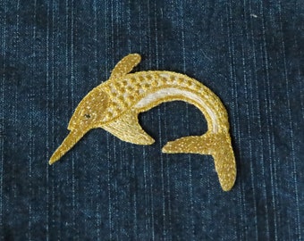 Marsouin / Dolphin Patch Metallic Gold mesure 2 5/8 « de large x 2 1/8 » de haut