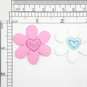 Vilten Daisy met hart geborduurd ijzer op applique ROZE OF WIT