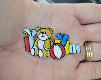 Teddybeer met geschenken geborduurde opstrijkappliqué (2" x 1 1/8")