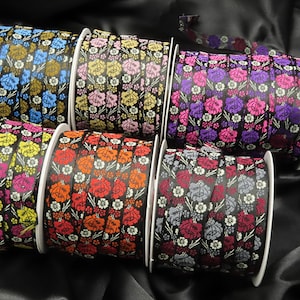 Jacquard Band 5/8"16mm tricolor Rambling Rosen auf Schwarz 9 Meter