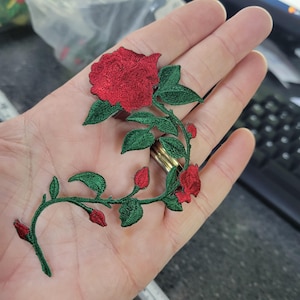 Aplique de bordado em spray de rosa vermelha para passar a ferro 3 7/8" x 2 3/8"