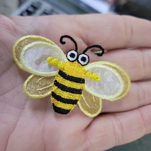 Naszywka z motywem pszczół, przezroczyste skrzydła, haftowana, 2 5/8" x 1 1/2"