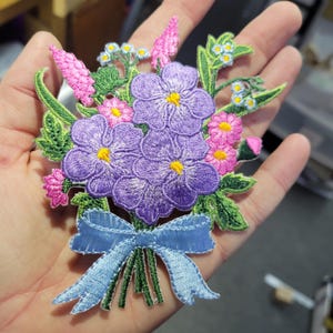 Aplique bordado termocolante de buquê de flores da primavera, 10 cm x 11,5 cm