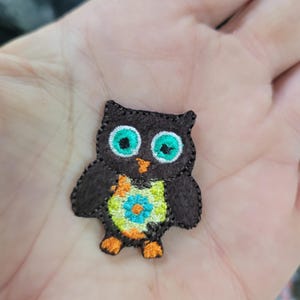 Retro Brown Owl Embroidered Iron-On Applique (1 1/4" x 1 1/8")
