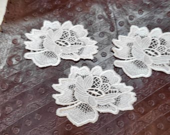 3 applicazioni da cucire con motivi floreali di rose in pizzo veneziano color bianco sporco.