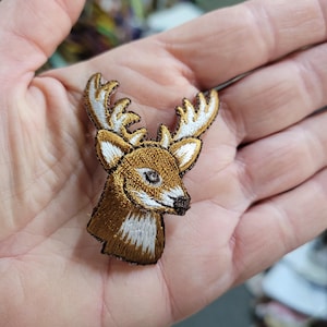 Aplique termoadhesivo de cabeza de ciervo bordada