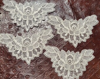 4 applicazioni floreali in pizzo veneziano color bianco sporco da cucire.
