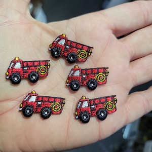 5 toppe mini camion dei pompieri ricamate, da applicare con il ferro da stiro.