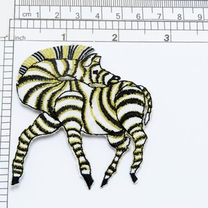 Zebra-strykapplikation: Broderad rayon och metalltråd (6,5 x 7,5 cm)