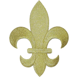 Peut inclure: Un emblème de fleur de lys doré, brodé avec un fil métallique texturé. Le motif présente trois pétales stylisés et une bande horizontale à la base, sur fond blanc. Cet emblème est souvent utilisé à des fins décoratives.