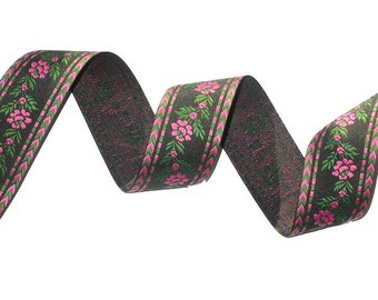 Puede incluir: Cinta negra con un patrón floral rosa y verde. La cinta está tejida con un diseño de chevron.