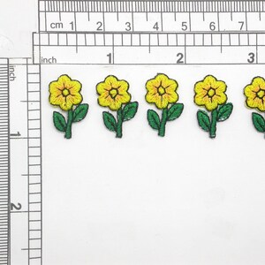 5 x Mini Primrose geborduurd ijzer op applique 9/16 &quot;x 7/8&quot;