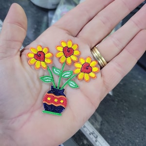 Parche termoadhesivo de margaritas en maceta, 6,35 x 6,35 cm, totalmente bordado