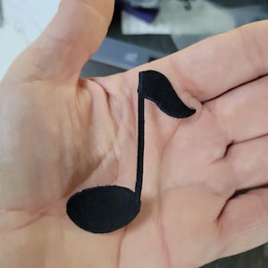 Aplique termoadhesivo bordado con nota musical de corchea negra de 2 1/2" x 2"