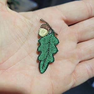 Geborduurde appliqué met eikenblad en eikel - opstrijkpatch