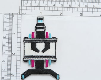 Aplique termocolante de robô, bordado com fios de rayon.